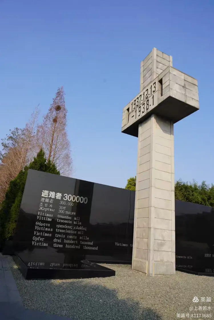 在蓝天白云下,有一座高大的十字架形状的石碑